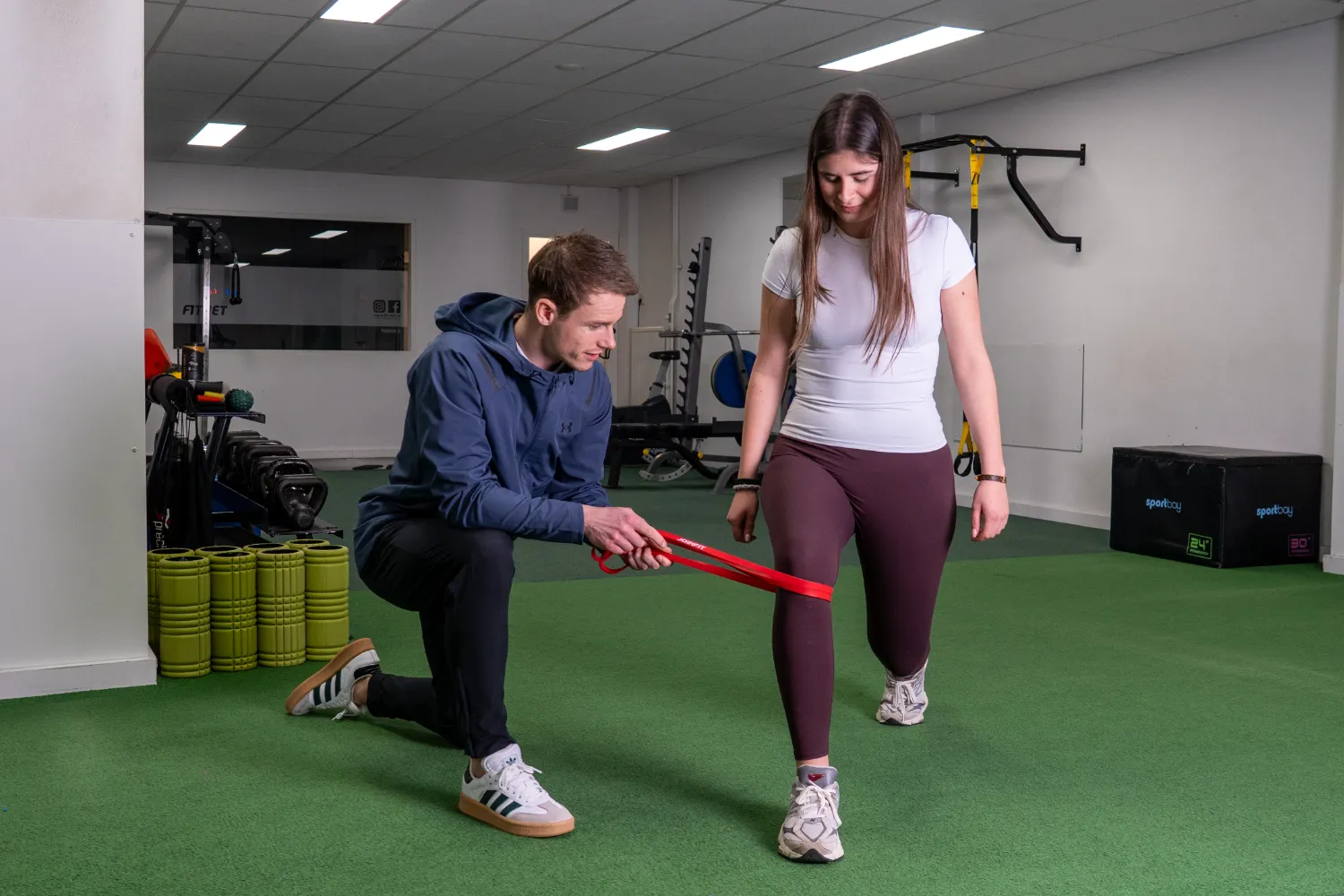 Fysiotherapeut Démen Roumen begeleid met weerstandsband